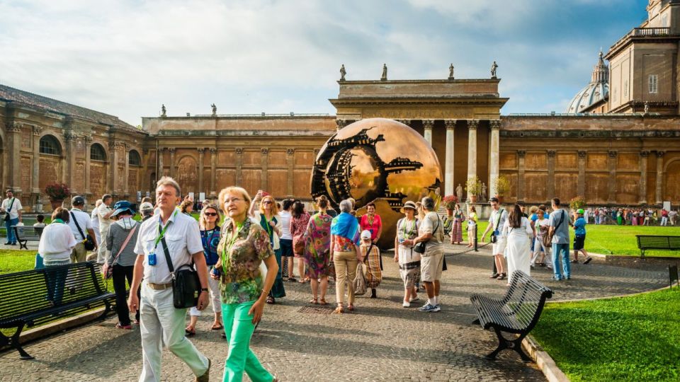 Best of the Vatican: Fast Track Highlights - Belvedere Courtyard: Ancient Greece and Rome, Up Close