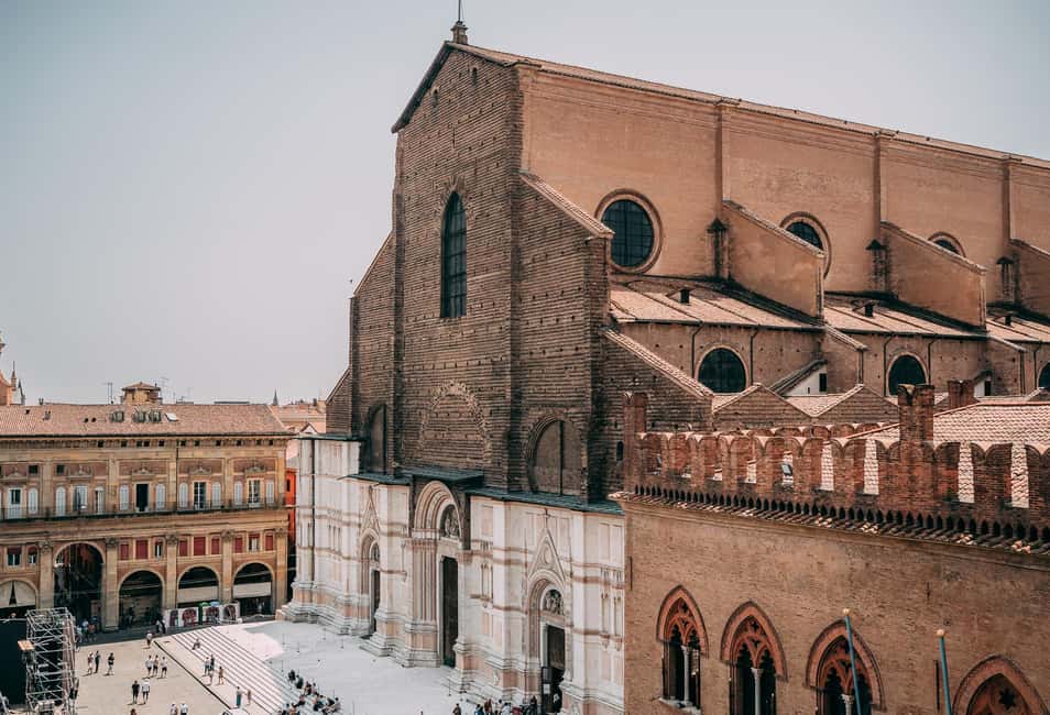 Bologna: Small-Group Tour with the Historic Archiginnasio - Starting in Piazza Maggiore: the fast track to Bologna’s main stage