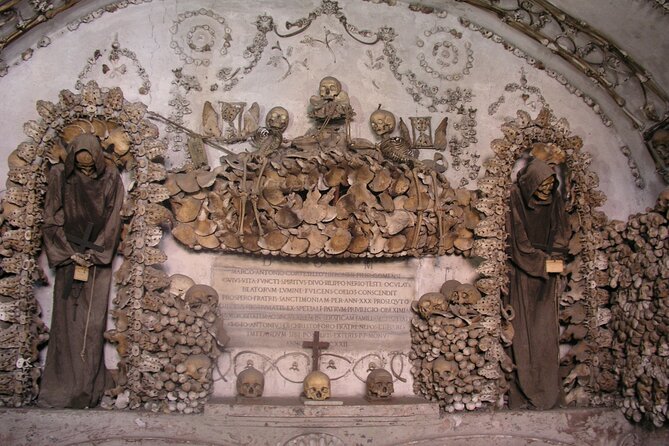 Capuchin Crypts and Dark Centre Tour - Trevi Fountain tale: love, murder, and a haunting legend