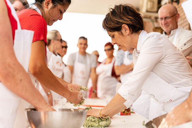 Cesarine: Small group Pasta & Tiramisu class in Rome - Small Group Size: The Real Comfort of Learning in a Crowd