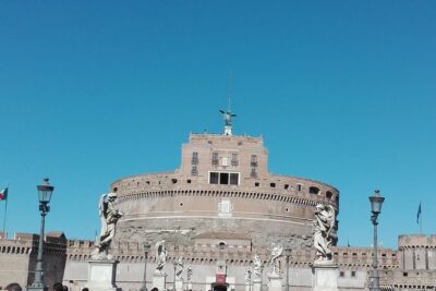 City walk through Spanish steps, Trevi fountain, Pantheon, Navona, Angel Castle - Stop 1: The Spanish Steps and how the square works