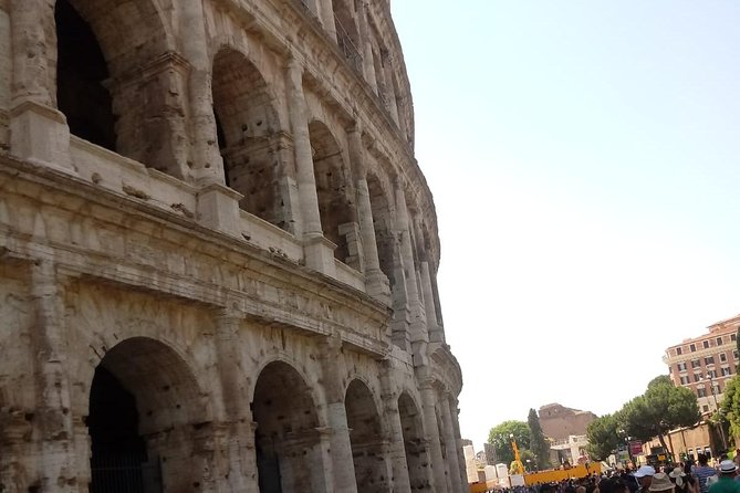 Colosseum and Ancient Rome Express Tour - Entering the Colosseum Fast with Earphones and a Guide