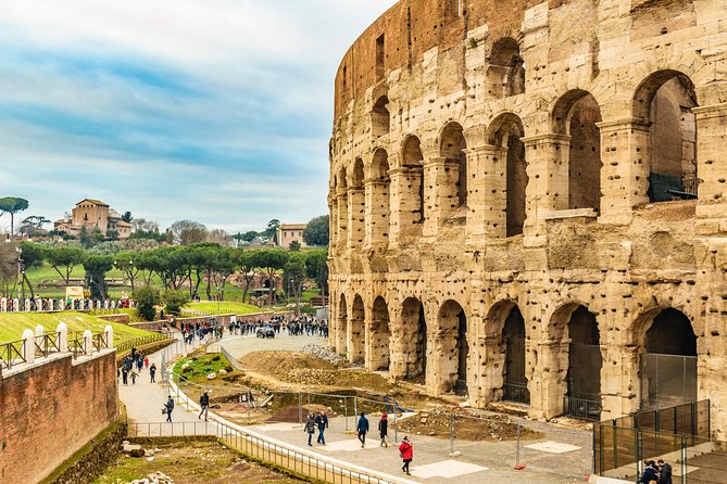 Colosseum and Roman Forum Group Tour or Audio Guided tours - Two Ways to Experience It: Live Guide vs Unlimited Audio