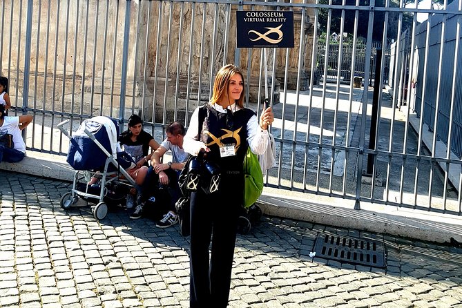 Colosseum Virtual Reality Outdoor Experience with Audioguide - How the Oculus VR experience works outside the Colosseum