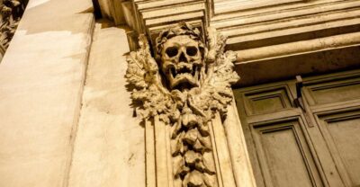 Dark Heart of Rome: Facts, Legends, and Mystery Tour - Meeting on Corso Vittorio Emanuele II: find the blue outfit