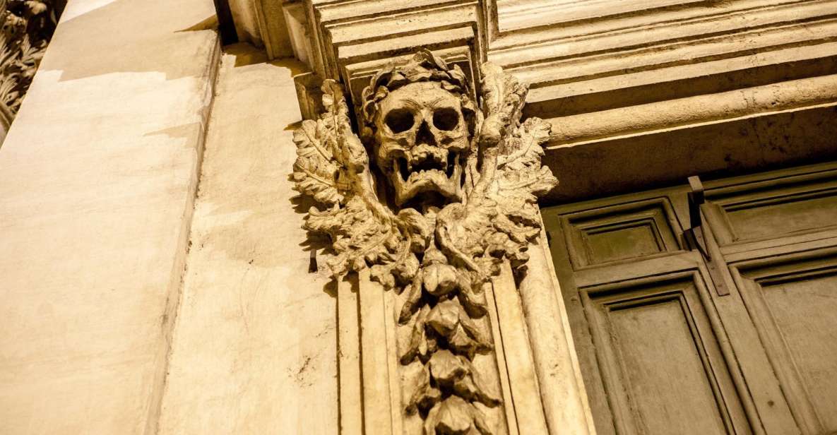 Dark Heart of Rome: Facts, Legends, and Mystery Tour - Meeting on Corso Vittorio Emanuele II: find the blue outfit