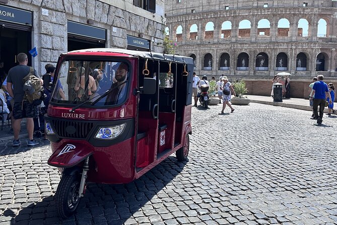 E-Tuk Tour: Highlights of Rome - The first sweep: Via dei Condotti to Piazza Venezia