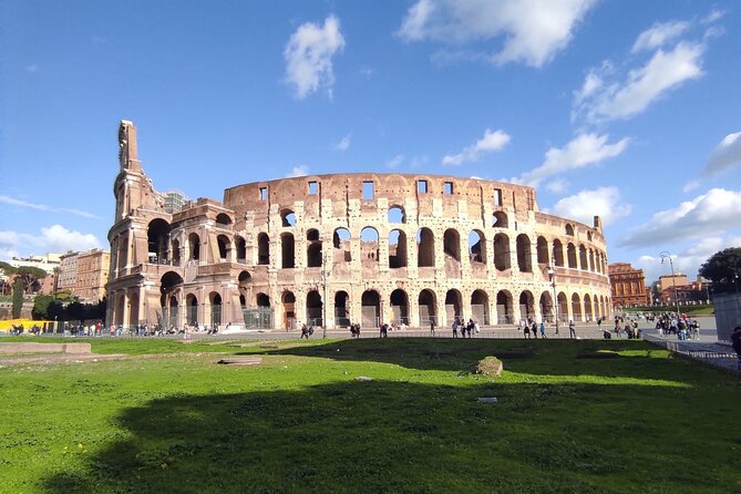 Exclusive Rome Explorer: Personalized Tour & Chauffeur - The driver experience: customization plus real context