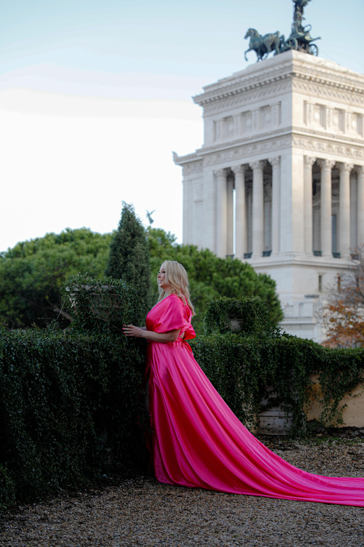 Expert Photographer of Rome with Guide - How the posing works so you look natural
