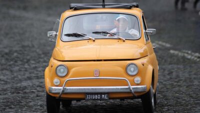 Fiat Cinquecento Vintage Rome City & Photo Tour - Meeting at Oppio Caffè and the Colosseum photo moment