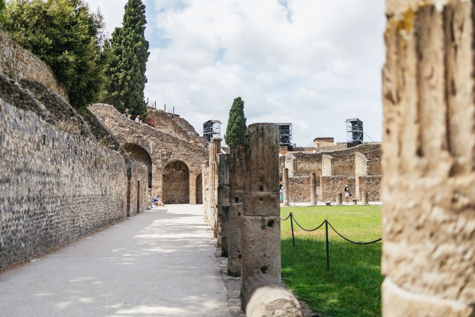 From Rome: Day Trip to Pompeii with Tickets - Guided vs Audioguide Pompeii: What You Gain with the Right Guide