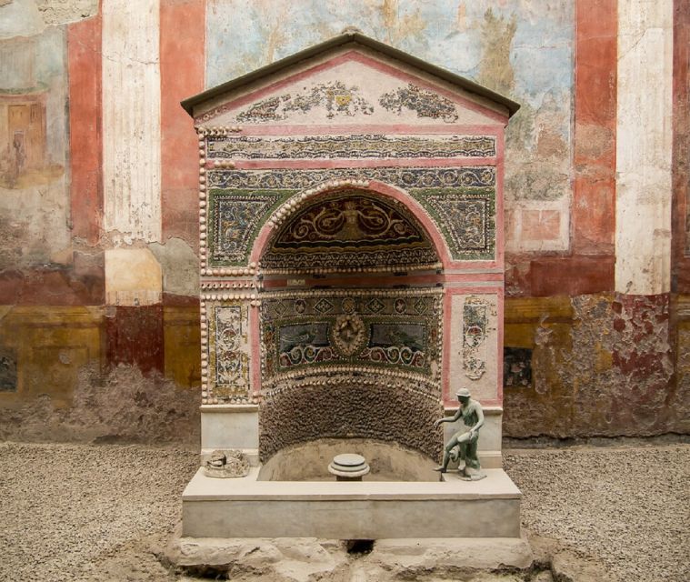 From Rome: Guided Tour to Pompeii with priority admission - Meeting your guide near the entrance: how the tour gets organized