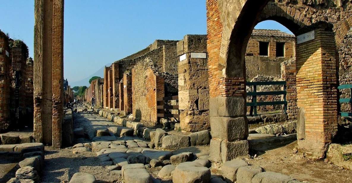 From Rome: Guided Tour to Pompeii with priority admission - What I like about the way the guide explains Pompeii