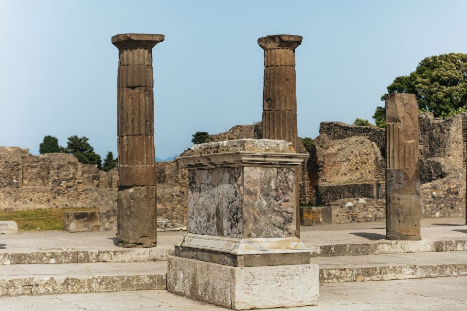 From Rome: Pompeii Day Trip with Optional Vesuvius and Lunch - The optional lunch at the Bay of Naples: comfort with a view