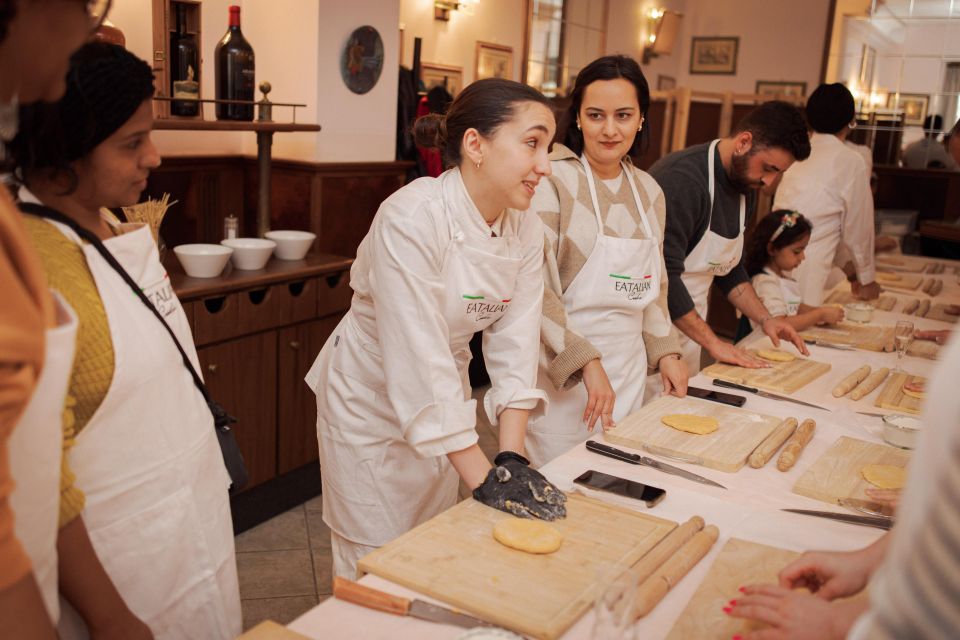 Gelato and Pasta Cooking Class in Rome - Piazza Navona - Arrival ritual: welcome Prosecco and a straightforward start
