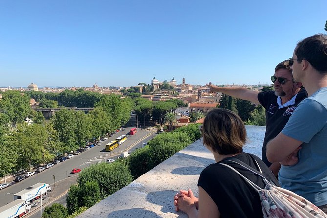 German E-Bike Tour durch Rom - Piramide Cestia and Testaccio’s “mountain of shards”