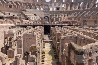 Guided tour of the Colosseum, Roman Forum and Palatine in Spanish - Foro Romano on the Via Sacra: Turning Ruins Into a Story