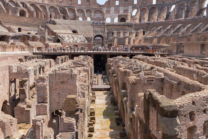 Guided tour of the Colosseum, Roman Forum and Palatine in Spanish - Foro Romano on the Via Sacra: Turning Ruins Into a Story