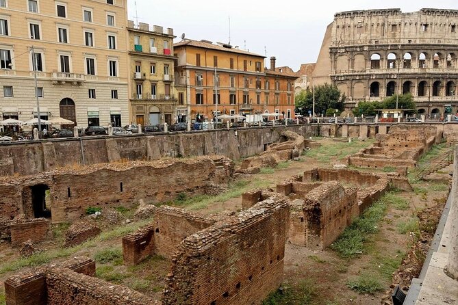 Half-Day Private Guided Tour of Wonder Colosseum Arena - Roman Forum and Palatine Hill time: politics after the spectacle