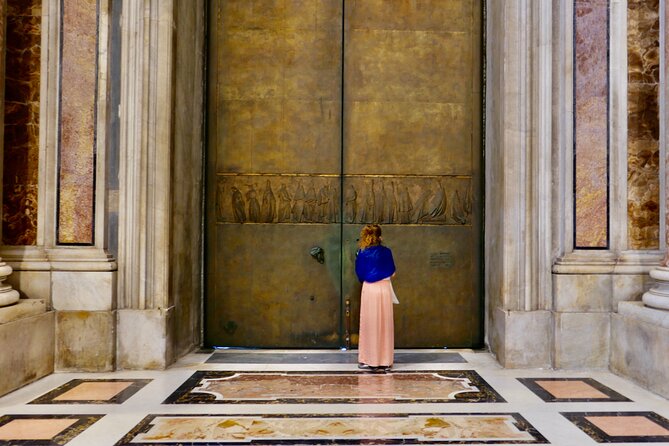 In-depth Guided Tour of St. Peter's Basilica & Square - Headsets and Guide Style: How This Tour Stays Understandable in a Loud Place