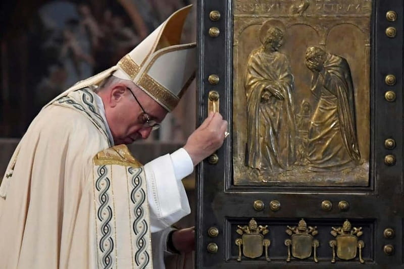 Jubilee 2025: Reserved entrance to St.Peter's and Holy Door - Meeting at Giuly’s Cafe: the small step that saves time