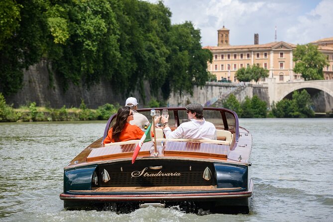 La Dolce Vita: Private Luxury Boat Ride in the Eternal City - Ponte Sant’Angelo: Bernini’s angels and the feeling of a procession