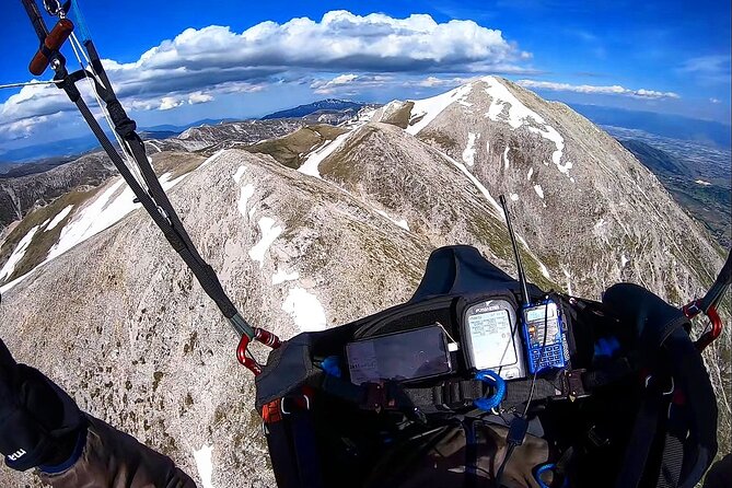 Paragliding flight over the Gardens of Ninfa - What one hour really means on the ground