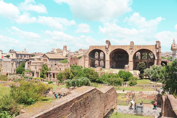 Private Colosseum Arena Tour with Expert Guide - all inclusive - Entering the Colosseum with the right stories