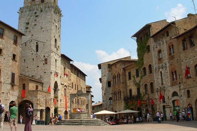 Private Experience Tuscany Tour from Rome - San Gimignano’s Tower Skyline: Piazza della Cisterna and the Duomo Area
