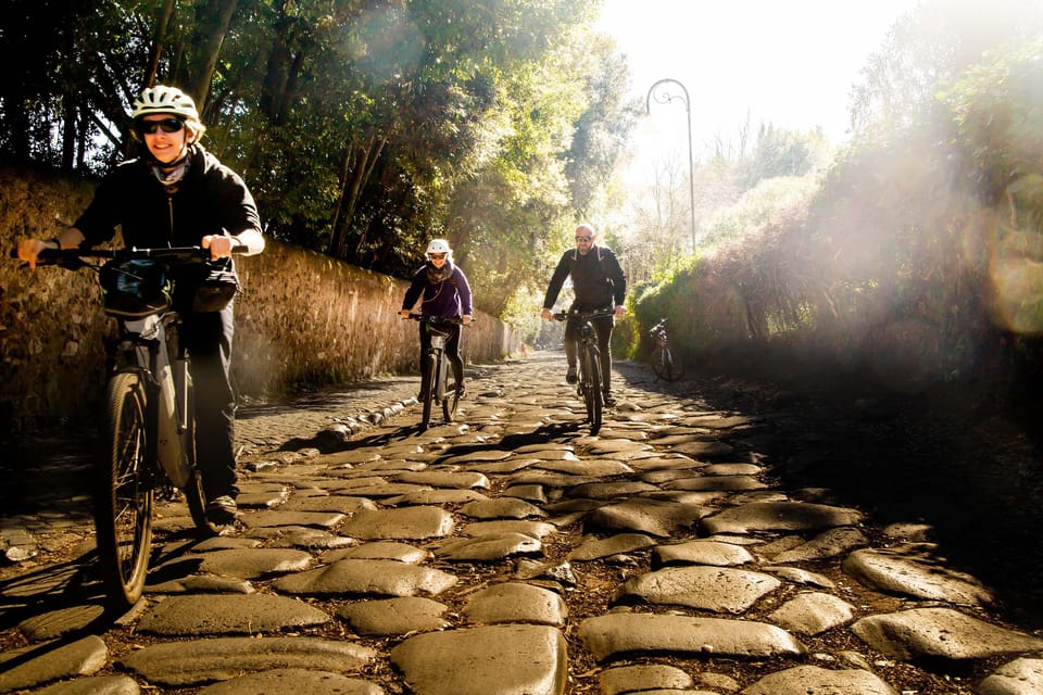 Roma: DELUXE Appian Way Bike Tour, Catacombs Visit & Lunch - Inside the Catacombs of St. Callixtus: what you learn underground