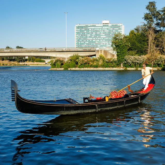 Roma: The one and only Roma Gondola tours on the lake! - Driver style and what you can expect from the vibe on the water