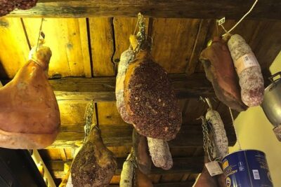 Roman Walkin Foodies Tour - Antico Quartiere Ebraico and Fontana del Monte di Pieta: history with food logic