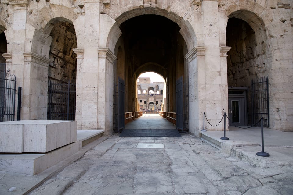 Rome: 1-Hour Fast Colosseum Tour - How the guide changes everything (Teddy, Manny, and the heat factor)