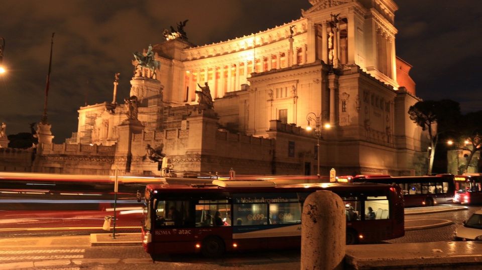 Rome: Ancient Rome Nighttime Sightseeing Tour - Palazzo Venezia, Vittorio Emanuele II, and Rome’s Jump From Medieval to Modern