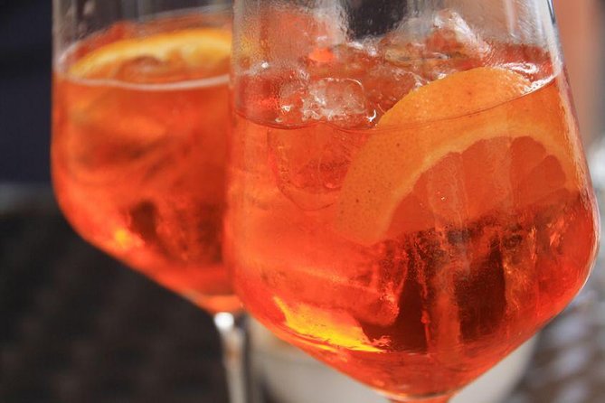 Rome by night: 3 hours tour with aperitivo or ice cream - Stop-by-stop: Trevi Fountain at night