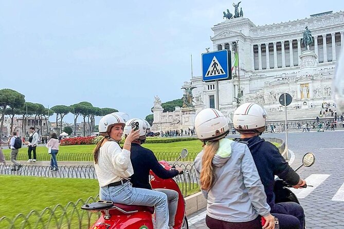Rome by Vespa: Classic Rome Tour with Pick up - The guides make or break the Vespa experience