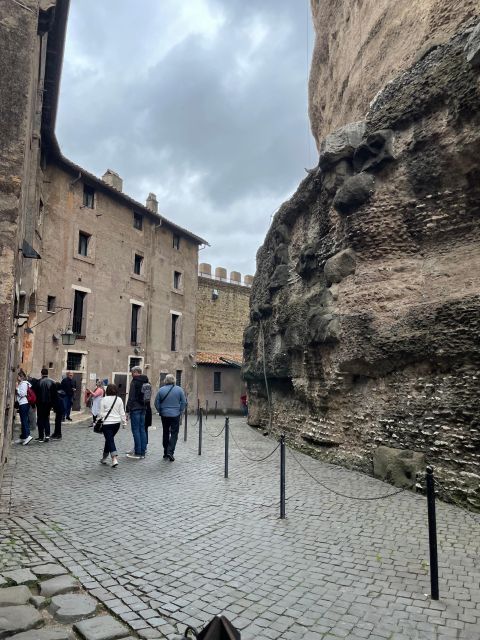 Rome: Castel Sant’Angelo Skip-the-Line Ticket & Audio Guide - Hadrian’s tomb: walking the Roman core of the fortress