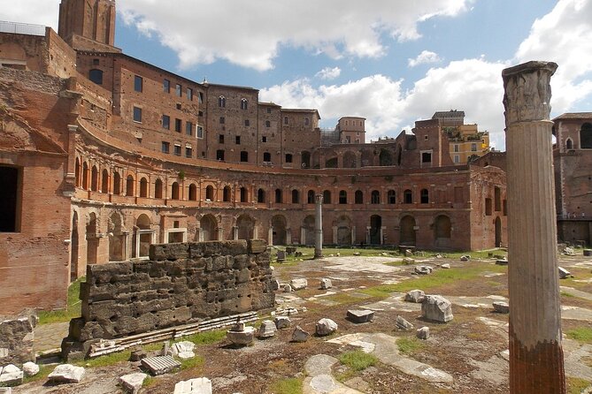 Rome Colosseum, Roman Forum & Palatine Hill Audio Tour - Entering the Colosseum: Arena Views, Hypogeum, and Architecture