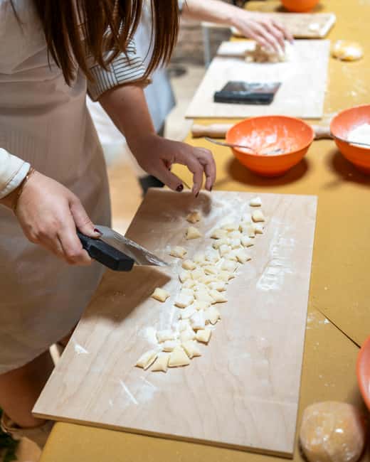 Rome: Cooking class with wine pairing at Come Na Vorta - The class flow: Prosecco, bruschette, then your own feast