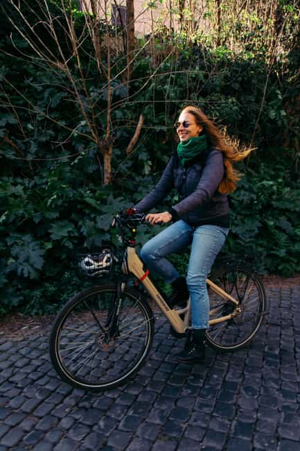 Rome: E-bike Tour From The Circus Maximus To The Catacombs - Tomb of Cecilia Metella and Villa di Massenzio: big drama in short stops