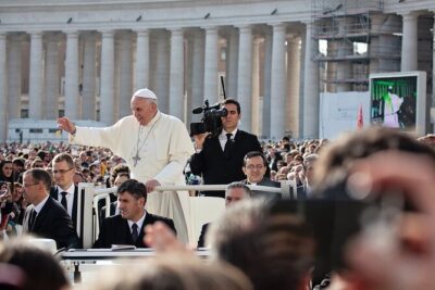 Rome: Escorted Papal Audience Experience with Entry Ticket - Meeting at The Rock Shop: getting oriented before the crowd crush
