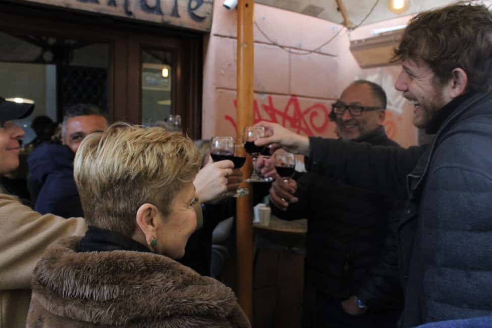 Rome: Food & Wine Tour with a local guide in Trastevere - Finding the meeting point at Santa Maria in Trastevere