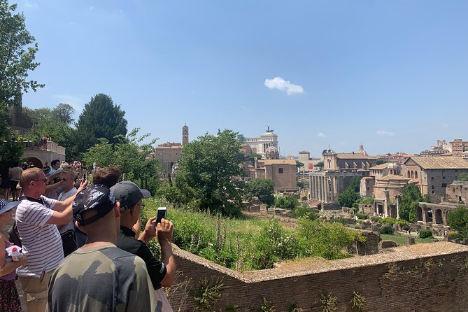 Rome: Guided Group Tour of Colosseum, Palatine Hill & Roman Forum - Headsets, guide style, and why it matters in crowded Rome
