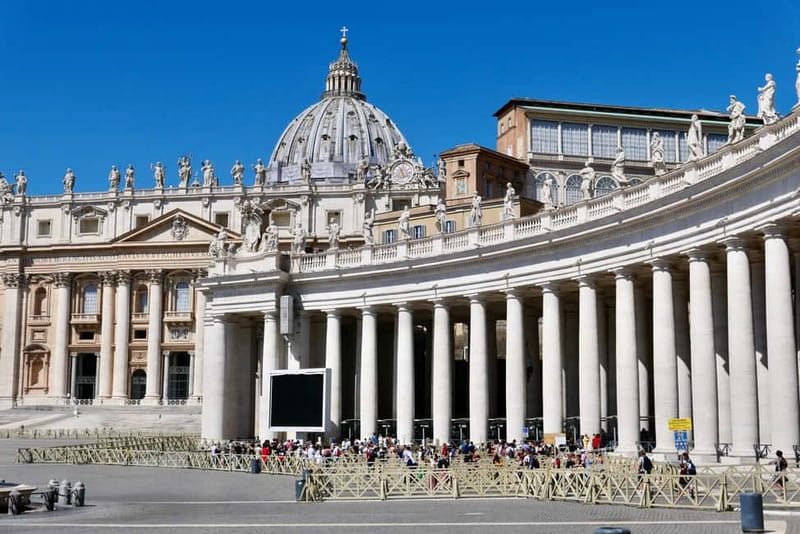 Rome: Guided Tour of St. Peter's Basilica, Grottoes & Square - Entering the Basilica: why the first 40 minutes feel like a mini museum