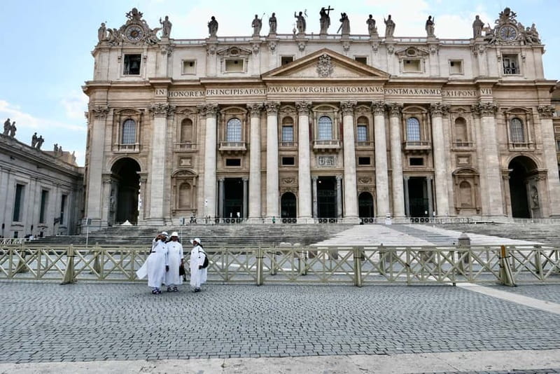 Rome: Guided Tour of St. Peter's Basilica, Grottoes & Square - What you’ll get for $22: value in the art-historian framing