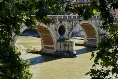 Rome: Guided Tour Of The Hidden Treasures of Trastevere - Start at Piazza Trilussa: Ponte Sisto sets the tone