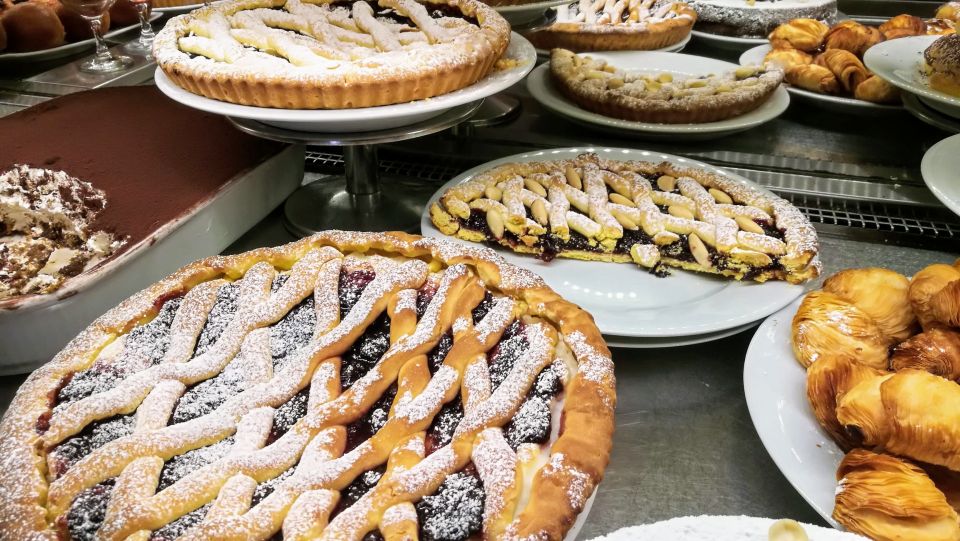 Rome: Lunch or Dinner with typical Roman Dishes - Service and Atmosphere: What to Expect Day-to-Day