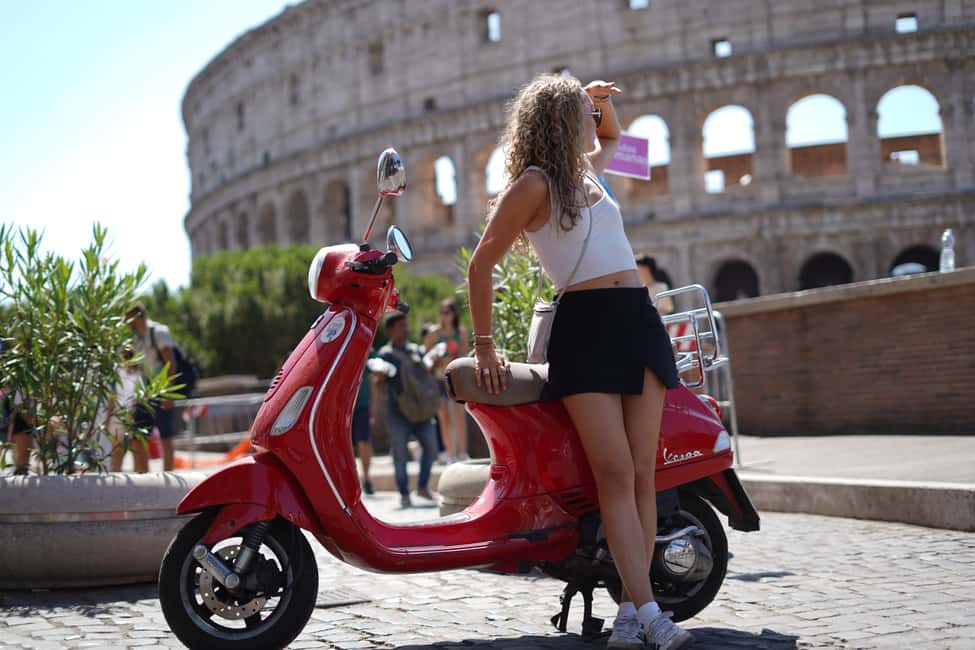 Rome: Night Photo Tour by Vespa with Aperol Spritz - Meeting at Cafe Roma and settling into passenger mode