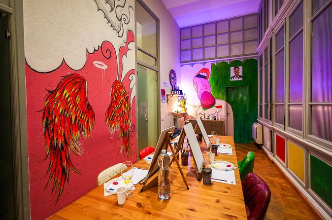 Rome: Paint & Sip Experience in Piazza Navona - Group size and atmosphere: why it works for solo, couples, and friends