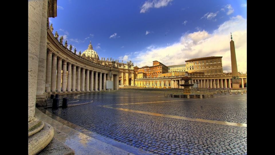 Rome: Private Night Tour by Chauffeur-Driven Vehicle - The real value: the English commentary from your chauffeur